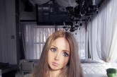 近日，一名21岁的乌克兰模特因拥有一头金发、极立体的五官和火辣身材，酷似芭比娃娃而爆红。
