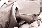 美国亚利桑那州尤马市36岁母亲维罗尼卡怀孕期间变成了“植物人”，医生一直通过呼吸机维持她的生命，好让她腹中胎儿长到足够分娩。之后医生为 “植物人”孕妇维罗尼卡进行了剖腹产手术，接生下了只在母腹中呆了30周的女婴小维罗尼卡。就在小维罗尼卡出世第二天，医生就拔除了“植物人”维罗尼卡的生命支持系统。
