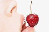 3.樱桃

毒物：氢氰酸

有毒部位：果核

樱桃绝对是吃法最多的水果之一，生吃、烧煮、烤熟、作成果酱或糖果都可以，樱桃甚至可以配某些酒吃。尽管好处多多，但樱桃是有毒的。如果你吃樱桃的时候不加思索的咬开了核然后留在嘴里没吐出来，你很可能就吞下了氢氰酸。一旦樱桃核被咀嚼或咬碎了，他就会自动产生氢氰酸。轻度中毒症状包括头痛、头晕、意识错乱、焦虑心慌和呕吐。大量的氢氰酸会导致呼吸困难、高血压、心脏跳动过快以及肾衰竭。其他反应包括昏迷、抽搐，最严重的会导致呼吸系统衰竭致死。
