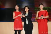残联领导授予了张柏芝奖杯并宣布她成为中国残联文化助残爱心大使中的一员。