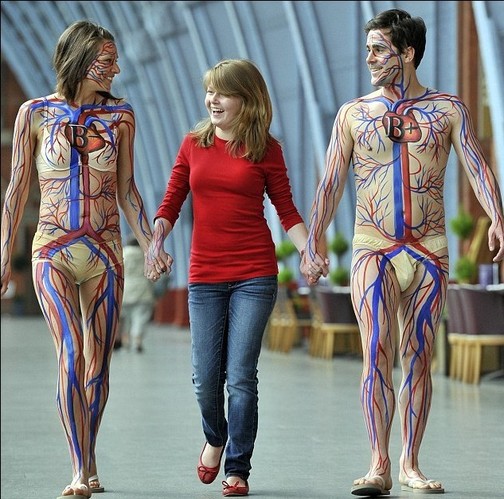 伦敦火车站<em>裸体</em>秀<em>身</em>画血管图 号召献血(组图