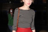 Taylor Swift的街拍穿搭总是让人倍感轻松，无论是宽松的纯白One-Piece还是窈窕的印花裙装，她都能驾驭得很美。最近这位乡村小天后在出街时，以一身宽条纹连衣裙+红色配饰点缀的Look看起来甜美清新，高挑的乡村小美女总是以一身休闲不失甜美风格的搭配赢得街拍镜头。条纹元素在夏天非常受欢迎巧妙点缀，让全身Look都充满海边风情，并鲜活生动了起来！Taylor Swift对甜美风格钟爱有加，不管你是不是美式小清新的忠实簇拥，今年春夏一定要尝试一番，现在不妨来学学Taylor Swift的搭配方法吧！ 

