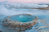 冰岛惠拉维德利（Hveravellir）温泉，也被称为“平原温泉”。温泉口是经沉积而形成的硅华台地。18世纪，一个名叫Fjalla-Eyvindur的臭名昭著的罪犯被流放至此，就曾在此地取暖，并不时从夏日牧场偷窃绵羊。（摄影师：Orsolya、Erlend Haarberg）
