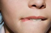 如果唇色黯黑而浑浊，则有腹泻、食欲不振便秘等症状；如果唇上有黑色斑块，则是肾脏功能不全，患者有疲倦、恶心、厌食、呕吐等症状。
