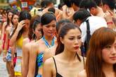 2012年4月28日，广西南宁，上演万人比基尼狂欢节。该活动吸引了国内外众多清凉、养眼的美女参加。