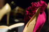 当地时间2012年4月30日，英国伦敦，著名鞋履品牌设计师Christian Louboutin作品回顾展亮相伦敦。设计师Christian Louboutin亲自亮相造站台吆喝，首席舞娘黛塔-范-提斯（Dita Von Teese）造势。