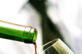 不宜过量一次饮用啤酒过多将会使血铅含量增高，若长期饮用将导致脂肪堆积而阻断核糖核酸合成，造成“啤酒心”而影响心脏功能和抑制破坏脑细胞。

