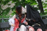 当地时间2012年5月5日，布拉格，2008年10月19日，僵尸行走（Zombie Walk ）活动在布拉格热烈上演，大约有几百名僵尸在那一天倾巢出动。他们打扮血腥恐怖，所到之处无不令人吓破胆。