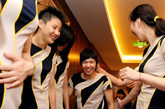 2012年5月5日，中国女排队员在绍兴一家酒店里试穿靓丽的生活礼服，几位大个子美女，难得穿的这么靓丽，都不敢走出来了。