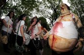 当地时间2012年5月5日，布拉格，2008年10月19日，僵尸行走（Zombie Walk ）活动在布拉格热烈上演，大约有几百名僵尸在那一天倾巢出动。他们打扮血腥恐怖，所到之处无不令人吓破胆。