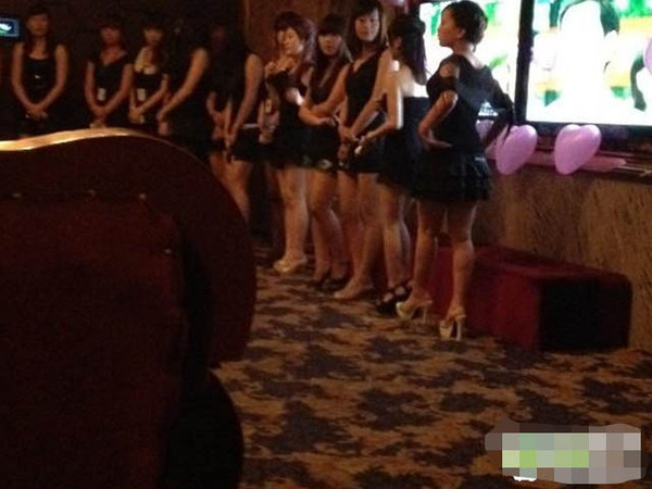 灯色迷离 秀色可餐 KTV包厢<em>辣妹服务</em>员_讲堂频