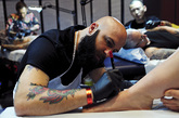 2012年4月29日，温哥华举行西海岸纹身艺术展，来自北美各地的几百名纹身师将最新最劲爆的纹身技艺和西海岸风格刺青作品展现在众人面前。