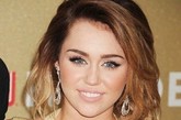 好莱坞甜心麦莉·赛勒斯(Miley Cyrus)12月参加美国有线电视新闻网举行的“CNN年度英雄”颁奖礼时，选择了较为柔和的大发辫。固定这样的造型时，要选择素净、塑料质地的橡皮圈，就像麦莉那样，而不是用夸张的发饰，那样反而画蛇添足。