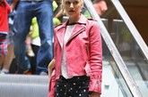美国女歌手Gwen Stefani以粉红色皮夹克，搭配黑色白波点铅笔裤，非常的街头范。


