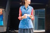 北京 与友人看电影

佟丽娅的选择：
　　金属发圈（stylist own） 、拼色衬衫（Izzue x Wyman） 、红色钱包（Masion Martin Margiela）、单色钩花长裙（Miu Miu）、造型手镯、造型戒指（均为Mawi）、坡跟凉鞋（H&M）

佟丽娅的搭配灵感：
　　可爱日系是我一直都擅长的风格，也是日常生活中首选的穿衣风格之一。“俏皮”是我的日系风的贯穿点哦。

Grazia点评：
　　原本就有精致五官的佟丽娅搭配可爱日系风简直就是一个芭比娃娃！

