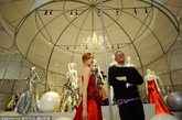 当地时间2012年5月14日，英国伦敦，英国的维多利亚和艾博特博物馆（V&A）推出“1950年以来的英国高级华服”（Ballgown: British Glamour Since 1950）展览向英国的礼服裙设计致敬追溯晚礼服的进化时尚史。包括Alexander McQueen, Erdem, Giles, John Galliano, Dame Vivienne Westwood等品牌的华服都将出现在展览中。