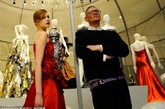 当地时间2012年5月14日，英国伦敦，英国的维多利亚和艾博特博物馆（V&A）推出“1950年以来的英国高级华服”（Ballgown: British Glamour Since 1950）展览向英国的礼服裙设计致敬追溯晚礼服的进化时尚史。包括Alexander McQueen, Erdem, Giles, John Galliano, Dame Vivienne Westwood等品牌的华服都将出现在展览中。