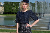 Cecile Cassel 短款小上衣配上飘逸长裙和斜带的小沿帽，十足法式风情。