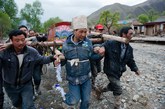 5月13日，甘肃岷县雹洪灾害致使茶埠乡沟门村后寿娃老人及儿媳妇邱健霞不幸遇难，老人的3岁外孙女琪琪仍未找到。在安葬儿媳后，老人的儿女、亲戚及乡邻为后寿娃老人土葬。