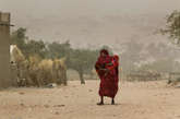 当地时间2012年4月19日，乍得Mondo，母亲带着孩子去抽水井取水。

