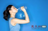 第六步：换个大水杯。保证每天喝2000毫升水，其中有一部分最好是电解质饮料。

