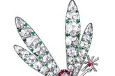在“女性柔美” 展区中展出的梵克雅宝美之精灵胸针，1944年。由钻石、红宝石和祖母绿镶嵌而成。Van Cleef & Arpels梵克雅宝典藏