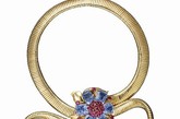 在“自然灵感”展区中展出的梵克雅宝Passe-Partout万能珠宝，1939年。黄K金链条上，饰以红宝石、蓝宝石，与钻石组成的花朵。Van Cleef & Arpels梵克雅宝典藏
