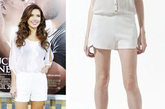 奥德利娜-帕特里奇（Audrina Patridge），一身白色装扮，半透明的雪纺衫搭配白色休闲热裤，清爽利落，搭配裸色高跟鞋，时尚又有型。ZARA双层布短裤 RMB：349
