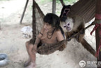 走进世界上即将消失的部落：用母乳喂养猴子