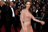 2009年5月20日，Angelina Jolie选择了Versace礼服参加第62届戛纳电影节。