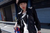 时尚界炙手可热的中国女孩、国际超模王潇为Grazia在纽约街头拍摄了这组街头风格大片。套头式运动衫，印花长裤与短外套，活力十足的廓型结合印花与色彩，热情动感又自由。
