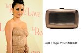 佩内洛普·克鲁兹（Penelope Cruz)一袭优雅的蕾丝长裙搭配罗杰·维威耶 (Roger Vivier)2012春夏新款手拿包，柔美的风格中更添一丝硬朗。