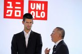 2012年5月23日，法国巴黎，UNIQLO今天宣布任命世界排名第一的男子职业网球运动员德约科维奇（Novak Djokovic）成为UNIQLO全球品牌大使。于未来五年，德约将会向世界各地推广UNIQLO品牌及其服饰，双方更将合作研究服装系列，以及共同开发功能性服装。德约科维奇将于今年5月27日开始举行的法国网球公开赛（Roland-Garros French Open Tennis Tournament）中，向巴黎以及全球的电视观众首次展示由UNIQLO为他设计的全新比赛服装，率先预览双方共同合作研究的服装系列。领导全球的日本零售企业迅销集团会长兼社长柳井正表示：“我们非常高兴能够得到德约科维奇成为UNIQLO全球品牌大使。我们将利用最创新的布料及科技来研发比赛服装，促进如Novak般深受全球欢迎及尊敬的运动员的表现。与此同时，UNIQLO将以最新的布料及科技，与Novak合作共同开发功能性服装，让全世界的每一个人都能够穿着及享受。”柳井正又表示：“UNIQLO与Novak有一个共同愿望，希望改善大家的生活，并为社会作出贡献。除了创造拥有独特价值的优质服装外，迅销集团一直以独有的企业活动来丰富人们生活为使命，并促进我们公司与社会之间的融洽。我们期待与Novak合作，于世界各地推动一系列的企业社会责任计划。”德约科维奇说：“能够成为UNIQLO全球品牌大使，我感到荣幸及兴奋。UNIQLO是一个于日本根深蒂固的流行品牌，而我亦十分欣赏日本的文化与生活方式。Be Unique是我的个人哲学理念，代表我对不断提升自己充满热情、干劲和渴望。我热切期望能够成为最好的网球运动员，以及最优秀的人。我一直渴望能够帮助别人，特别是没我那么幸运的儿童。”德约科维奇续说：“我觉得我与UNIQLO有一个十分自然的联系。对我来说，UNIQLO提供的不是一种快速时尚，亦不是运动服装，而是最终极的功能性服装，亦是我作为一个运动员和一个活跃个体所需要的。我期待与UNIQLO在开发新产品上的合作，并以此加深对UNIQLO全球大家庭的了解。”今天除了宣布UNIQLO与Novak Djokovic的全新合作关系外，UNIQLO亦同时确实将推出一款特别设计的慈善UT（UNIQLO印花T恤）于指定的UNIQLO店铺及網上商店發售，作为此次合作关系的首个企业社会责任活动。发售此UT所获的收益将捐赠至Novak Djokovic Foundation，以资助不同的儿童活动。关于此慈善UT的设计，销售时间及地点将于稍后公布。