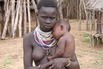 8岁就生娃的原始部落 妈妈经常坦胸露乳