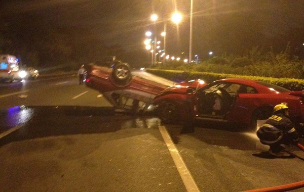 泡吧后载美女飙车,致出租车3人被烧死(组图)