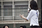 泰国变性美女政客 街头卖力拉选票