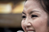 2012年5月25日，泰国Nan，变性人Yollada Suanyot向选民发表讲话。30岁的Yollada Suanyot原本是男儿身，是泰国第一位注册参加选举的变性人。
