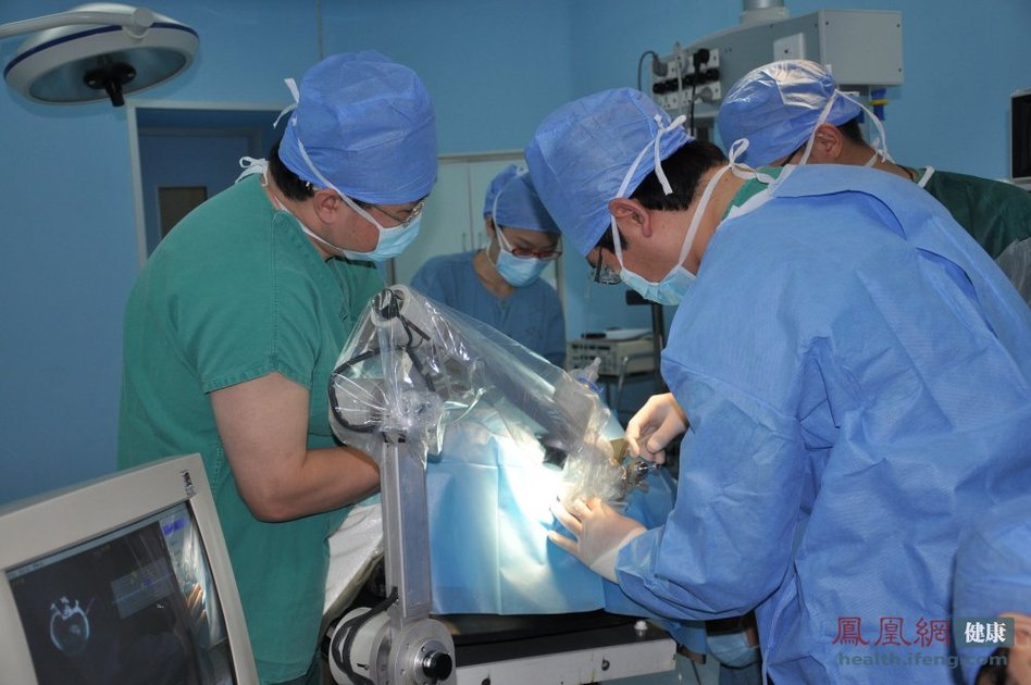 记者探秘外科手术室 体验神外医生生活
