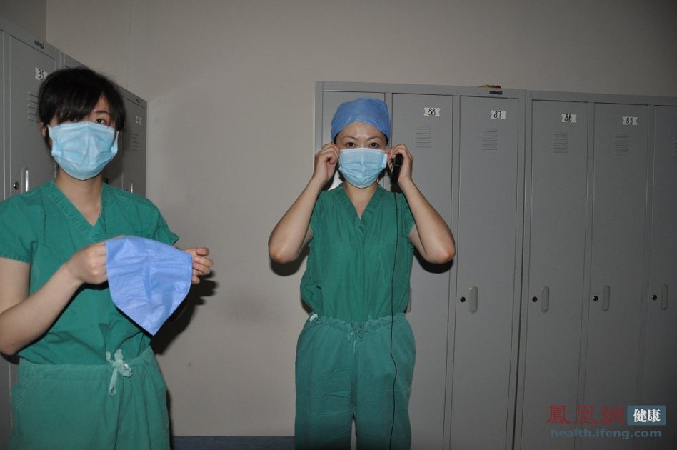 记者探秘外科手术室 体验神外医生生活