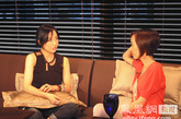郑秀文在香港某酒店接受凤凰卫视《鲁豫有约》节目主持人陈鲁豫的访问，详谈三十多年的心路历程。