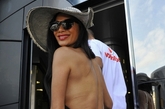 当地时间2012年5月27日，2012赛季F1摩纳哥站比赛，其中汉米尔顿女友尼可-斯彻金格无疑是最吸引眼球的一个，她一身裸背连体裤性感香艳成为焦点。