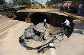 5月27日，西安市一条马路的路面突然塌陷，路面塌出一个长约15米，宽约10米，深约6米的大坑。坑中有一个直径约1米的管道断裂，断裂层厚度约10厘米。


