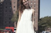 纯白的雪纺连衣裙在搭配上有更多的选择，你可以选择白色的包包和鞋子，打造今夏最流行的白色装；也可以选择黑色或棕色等安全色配饰；如果你足够大胆，也可以用亮色配饰点缀。