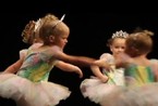 英两小女孩跳芭蕾舞中间互相扭打