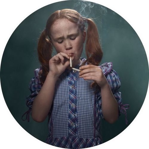 人像摄影：吸烟小孩