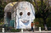最囧“笑脸厕所”浙江宁波海曙公园附近的北斗河畔，一个公共厕所的窗户和外墙形成了有趣组合，好像一张笑脸。
