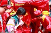 武汉市汉阳区，新郎骑马，新娘坐轿，一对新人喜接“圣旨”完成迎娶仪式。热闹喜庆的氛围引起众多路人围观。
