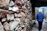 古老的墙壁是用石头堆砌起来的。
