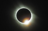 日食（Solar eclipse）
　　2012年11月14日
　　多云天气下，从澳大利亚北领地、卡奔塔利亚海湾、北昆士兰州、凯恩斯和道格拉斯港等地均可在14日黎明时分观测到日食全过程。在国际换日线的另一边，可在智利于13日夜晚观测到日食。名人邮轮、公主邮轮、铁行渣华等多家邮轮公司届时将提供日食观测航线服务。
