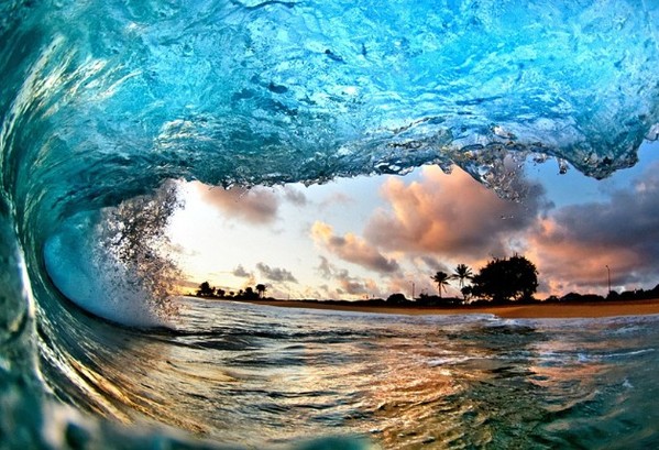摄影师抓拍海浪拍岸绝美瞬间